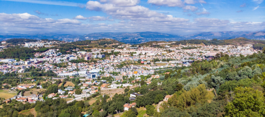 Dados da estação da Circular Sul revelam redução acentuada de dióxido de azoto; valores situam-se agora abaixo do limite legal para a proteção da saúde A qualidade do ar em Braga apresenta uma evolução muito positiva, consolidando uma tendência de melhoria que é particularmente visível nas zonas de maior pressão rodoviária. Segundo os dados mais recentes da estação de monitorização da Avenida Frei Bartolomeu dos Mártires (Circular Sul), a concentração média anual de dióxido de azoto (NO₂) sofreu uma redução de 25% entre 2024 e 2025. O valor baixou dos 42 µg/m³ para os 31 µg/m³, fixando-se confortavelmente abaixo do limite legal de 40 µg/m³. Para o vice-presidente da autarquia, Altino Bessa, estes resultados são o reflexo direto das políticas de sustentabilidade e mobilidade implementadas pelo Município de Braga ao longo da última década, confirmando que a aposta no transporte público e nos modos suaves está a dar frutos concretos. A avaliação do ar na cidade é feita através de um sistema dual que garante total transparência e precisão dos dados: Rede Regional: Braga integra a Rede de Monitorização da Qualidade do Ar da CCDR-Norte, com estações urbanas de tráfego que medem o impacto direto da circulação automóvel. Rede Municipal: O concelho dispõe ainda de um sistema próprio, operado pela Monitar, com 12 estações estrategicamente distribuídas para assegurar uma leitura contínua e detalhada de todo o território. Além do NO₂, os indicadores relativos às partículas finas (PM10 e PM2,5) mantiveram-se também abaixo dos limites legais em todas as estações do concelho durante o ano de 2025, reforçando a segurança ambiental para os bracarenses. Esta melhoria atmosférica não é um evento isolado, mas o resultado de uma estratégia integrada que inclui o reforço da rede de ciclovias, a modernização da frota dos TUB – Transportes Urbanos de Braga e a criação de novas zonas verdes. A reorganização da circulação urbana tem permitido aliviar os pontos de maior congestionamento, reduzindo as emissões nos principais eixos de entrada da cidade. O Município reafirma o seu compromisso em continuar a adaptar o planeamento urbano às exigências da Agência Europeia do Ambiente, focando-se na eficiência energética e na proteção da saúde dos cidadãos como pilares do desenvolvimento local.