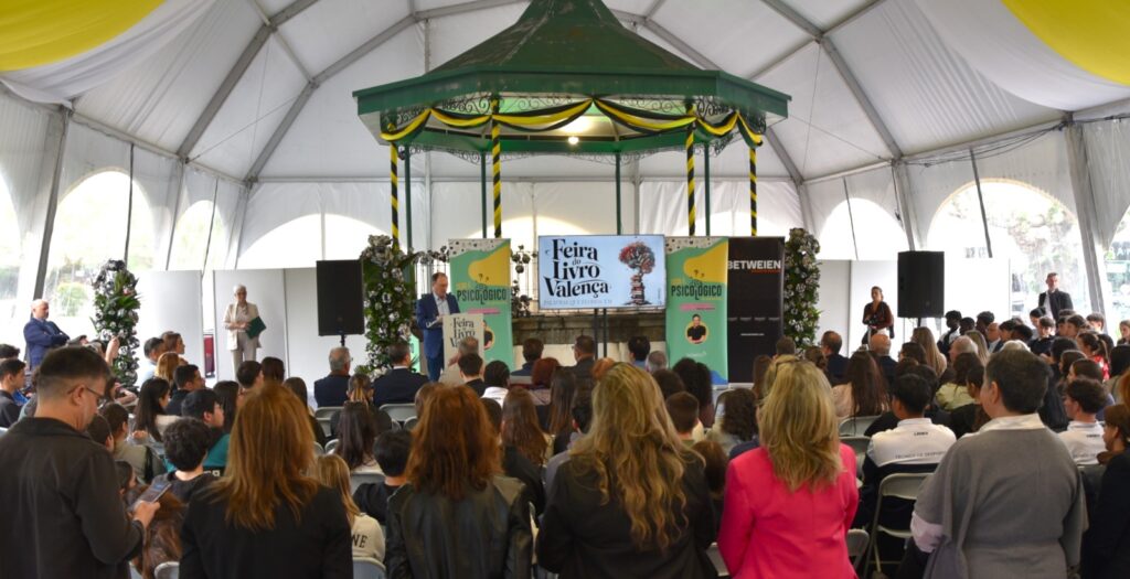 Valença Feira do Livro abre com sucesso e casa cheia no Jardim Municipal