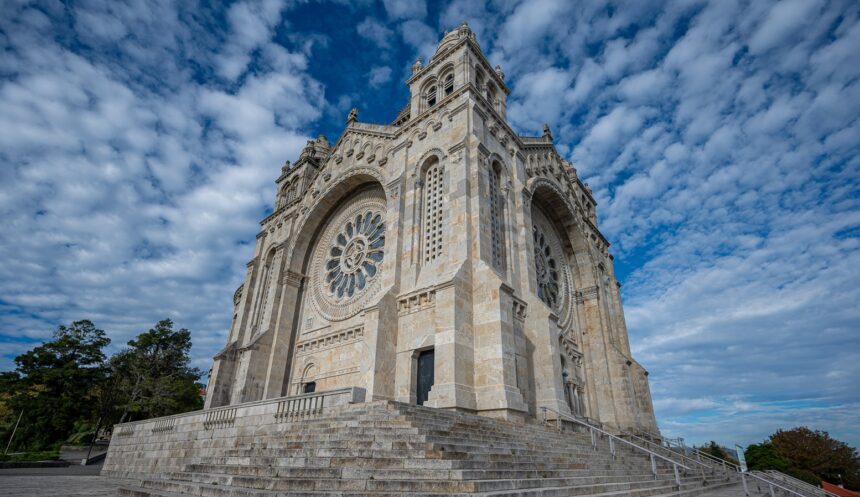 Viana Autarquia financia novas carrinhas para associações culturais do concelho