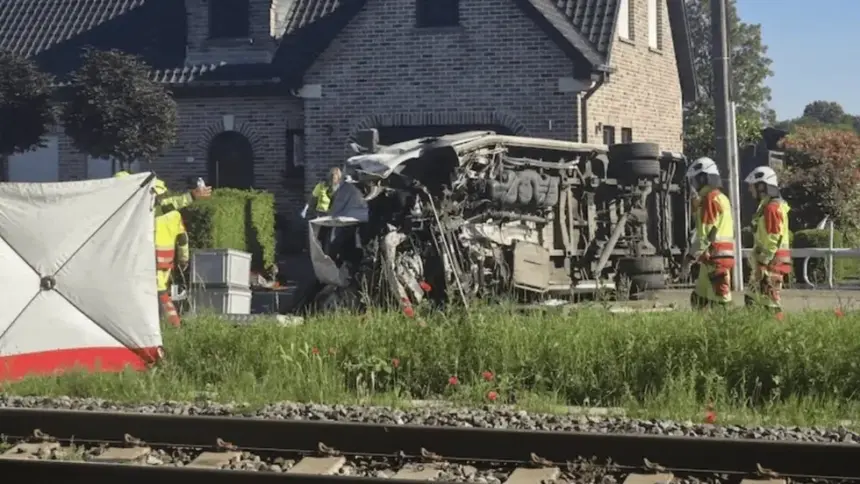 Colisão entre comboio e autocarro escolar na Bélgica faz quatro mortos Entre as vítimas mortais estão dois adolescentes.
