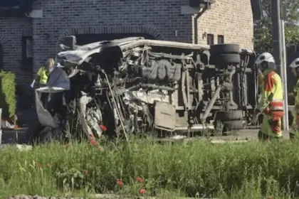 Colisão entre comboio e autocarro escolar na Bélgica faz quatro mortos Entre as vítimas mortais estão dois adolescentes.