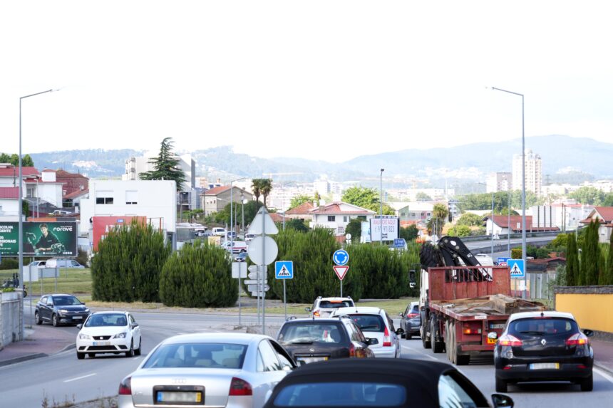 Famalicão Variante Nascente Calendário Mário Passos Miguel Pinto Luz trânsito metrobus Guimarães EN14 A7