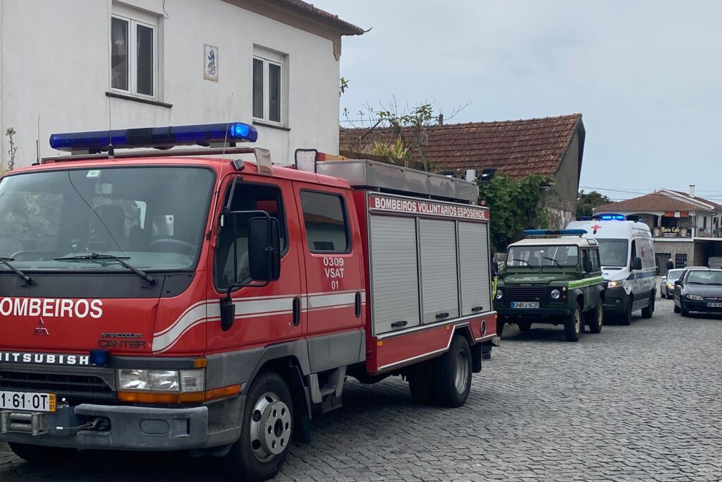 Homem de 69 anos foi encontrado debilitado dentro de casa em Belinho, Esposende. Bombeiros tiveram de forçar entrada na habitação após alerta de vizinhos.