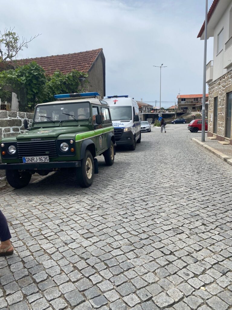 Homem de 69 anos foi encontrado debilitado dentro de casa em Belinho, Esposende. Bombeiros tiveram de forçar entrada na habitação após alerta de vizinhos.