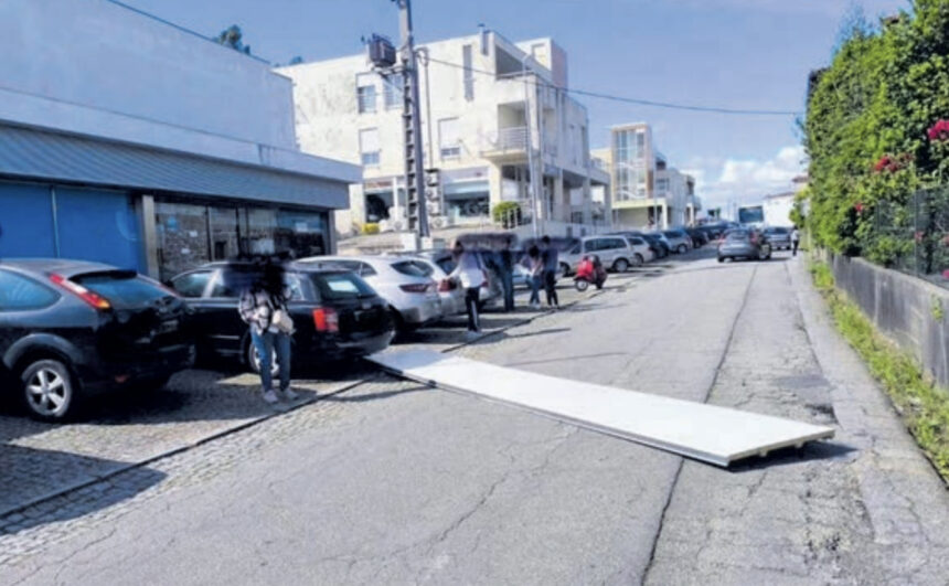 Barcelos: Camião deixa cair carga e provoca danos em três carros camiao carros chapa barcelos lijo