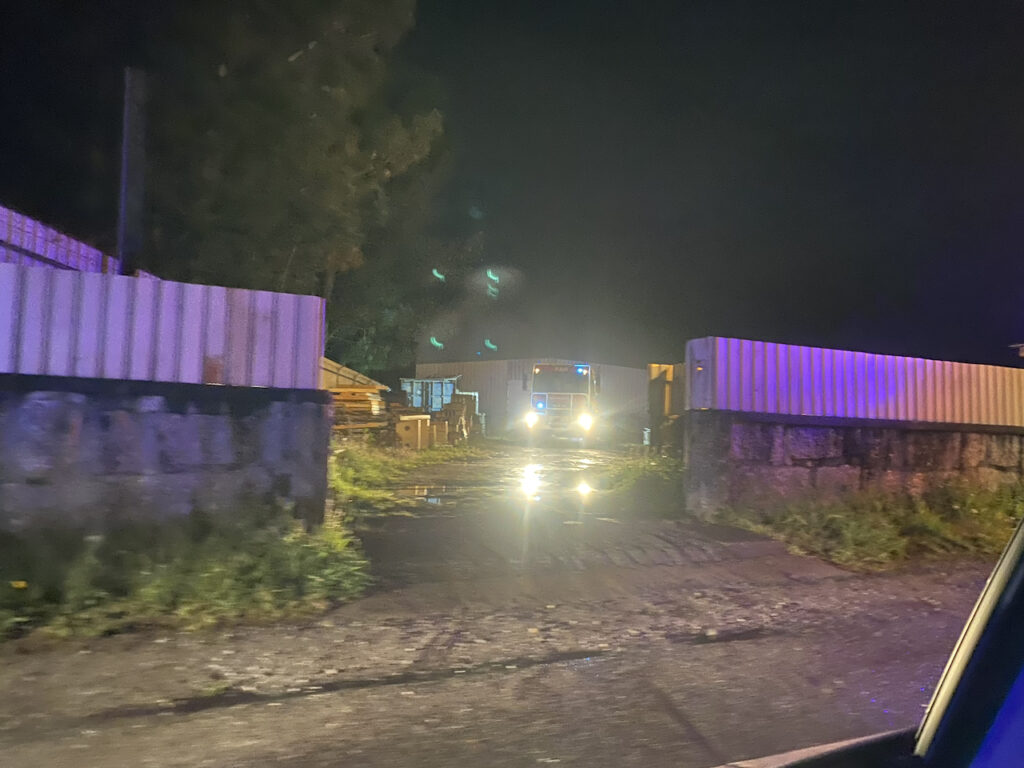 incendio detritos em apulia EN13 armazem - 17