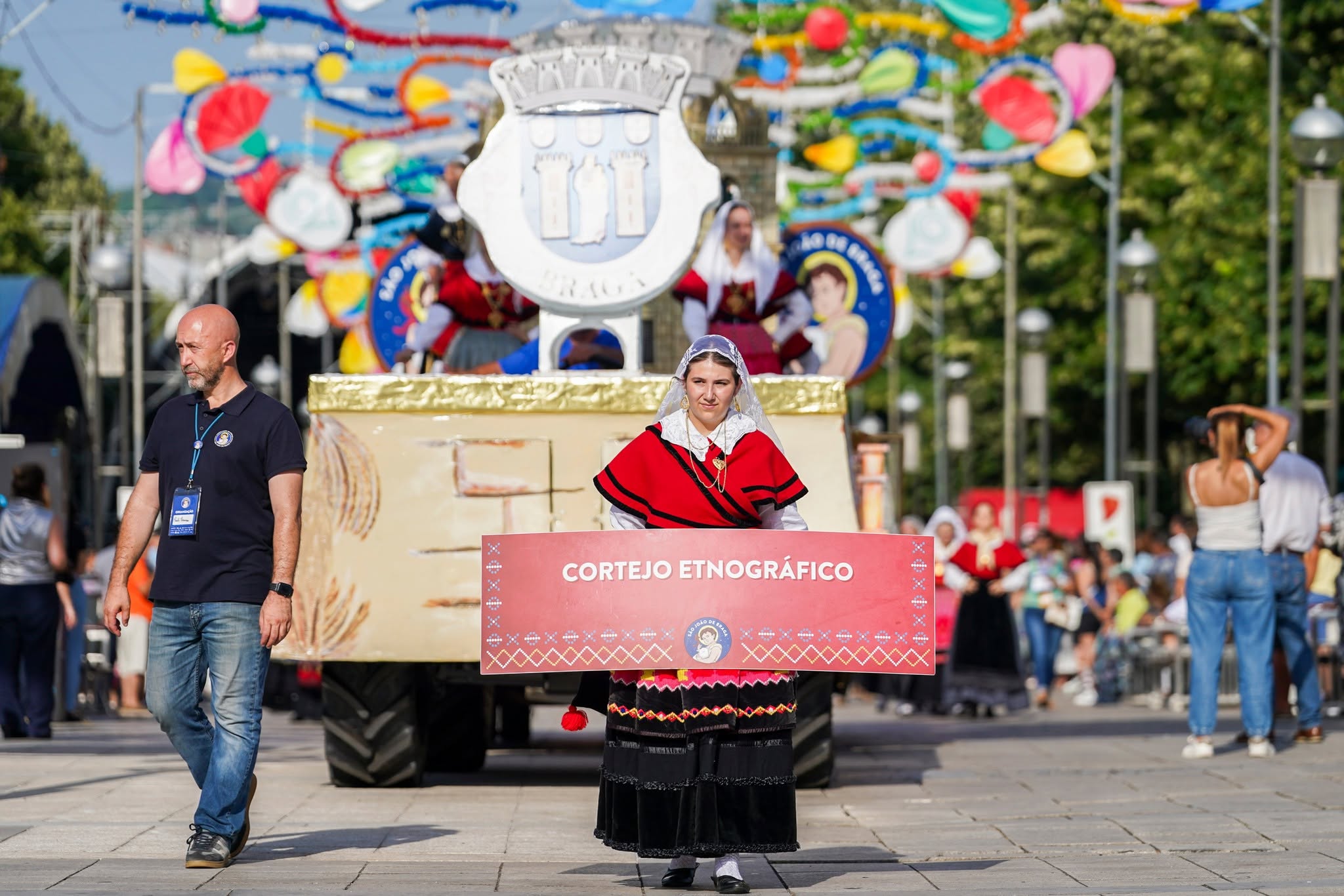 Braga: Cortejo Etnográfico junta 800 pessoas e ergue réplica de arco gigante com 12 metros 728463257 1505402921627806 735306242677453585 n