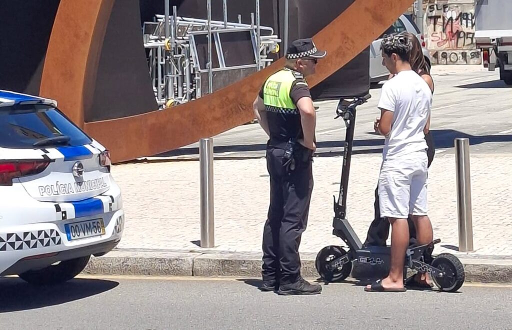 Póvoa de Varzim: Polícia Municipal aperta fiscalização e lança campanha contra abusos nas trotinetes 730688126 1325945173021958 5895390831455962382 n