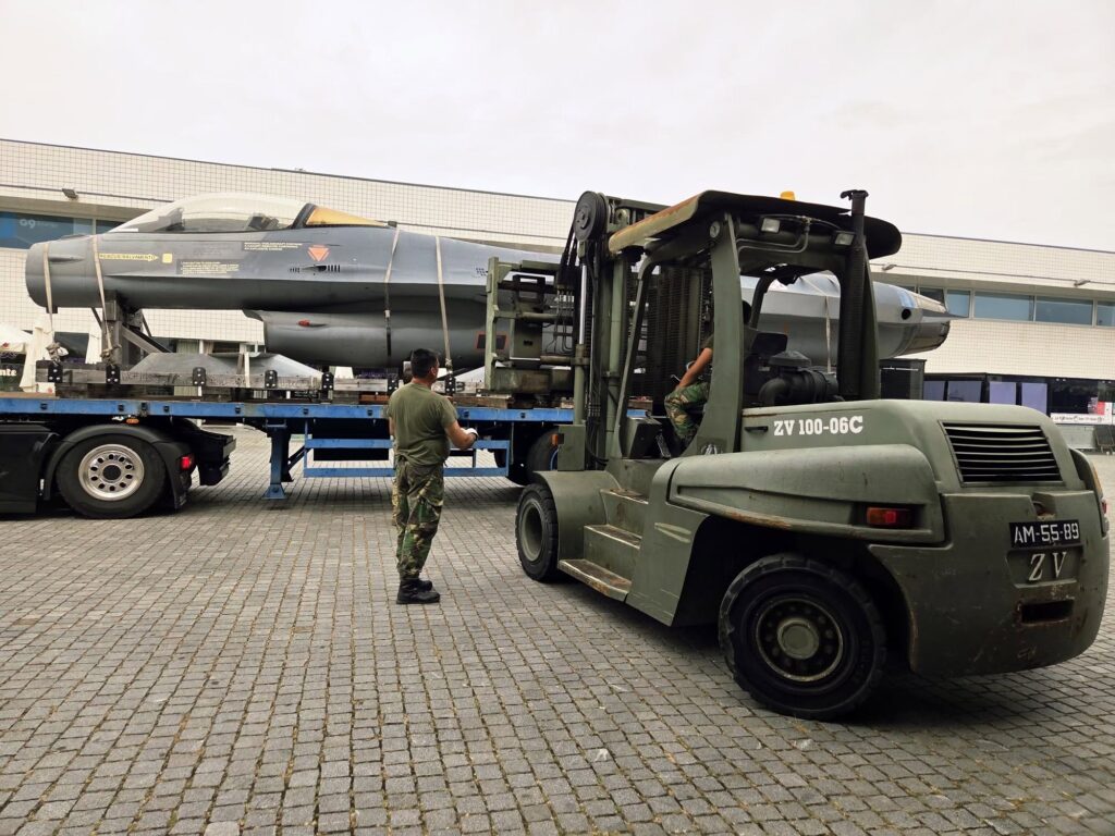 Viana: Caça F-16 já está instalado no centro da cidade para abrir os 74 anos da Força Aérea 731239559 1510848231077416 5799987078517559874 n