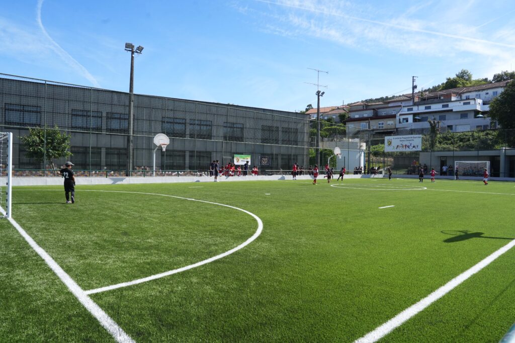 Braga: Novo relvado sintético no Polidesportivo de Esporões, num investimento de 30 mil euros AFS08907