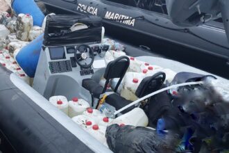 Algarve Polícia Marítima persegue e interceta lancha voadora com 4.000 litros de combustível