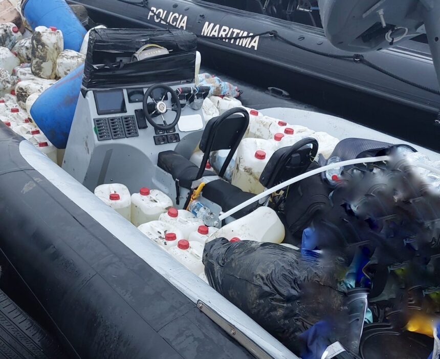 Algarve Polícia Marítima persegue e interceta lancha voadora com 4.000 litros de combustível
