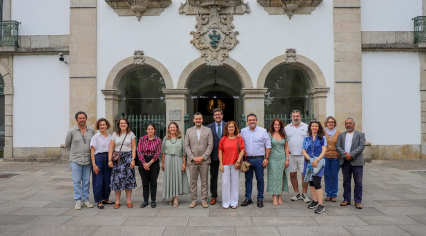 Barcelos: Comitiva internacional com arquivos de Espanha, Itália e Hungria visita o Arquivo Leonor Barcelos Comitiva internacional com arquivos de Espanha, Itália e Hungria visita o Arquivo Leonor