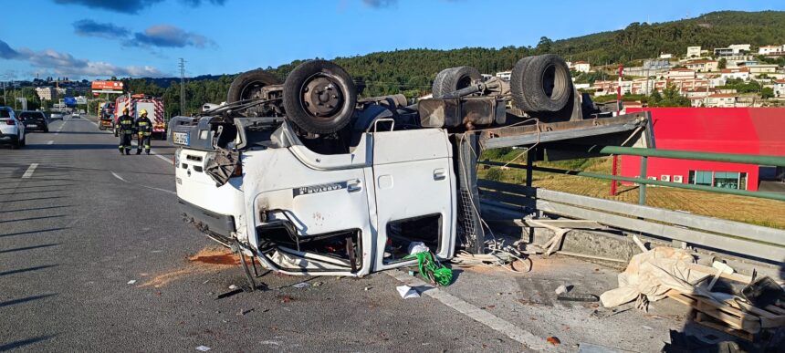 Braga Choque em cadeia entre carrinha e três carros faz dez feridos na Variante Sul