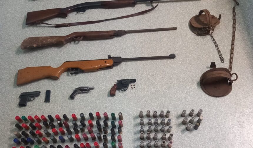 Cabeceiras de Basto: GNR apreende 11 armas a homem que ameaçou familiares por causa de heranças Cabeceiras de Basto GNR apreende 11 armas a homem que ameaçou familiares por causa de heranças