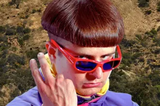Cantor Oliver Tree morre em trágico acidente de helicóptero no Rio de Janeiro