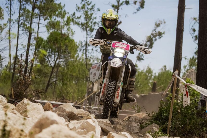 Motociclismo: Joana Gonçalves conquista duplo pódio nas areias de Pataias no fecho do Nacional de Enduro Motociclismo Joana Gonçalves conquista duplo pódio nas areias de Pataias no fecho do Nacional de Enduro
