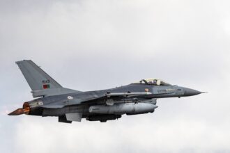 Viana Força Aérea celebra 74.º aniversário com espetáculo de drones, caças no rio e concerto com Mimicat