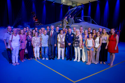 Viana Força Aérea entrega troféu à família do Eng. João Branco, pioneiro da aeronáutica nacional