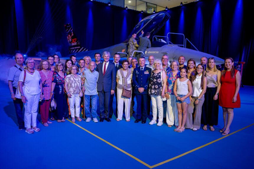 Viana Força Aérea entrega troféu à família do Eng. João Branco, pioneiro da aeronáutica nacional