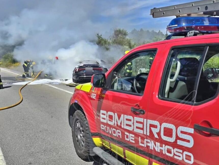 EN103: Audi elétrico arde duas vezes e fica destruído na Póvoa de Lanhoso Povoa de Lanhoso EN103