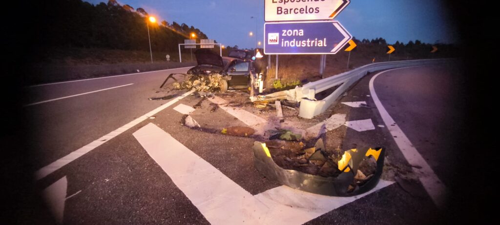 A28: Despiste violento em Esposende resulta em dois feridos Acidente Esposende A28