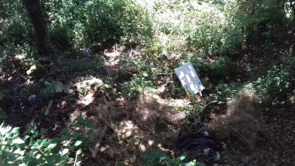 Arcos de Valdevez: Denúncia enviada à Quercus alerta para acumulação de lixo e entulho no Trilho da Estrica em Sistelo 20260726 115829