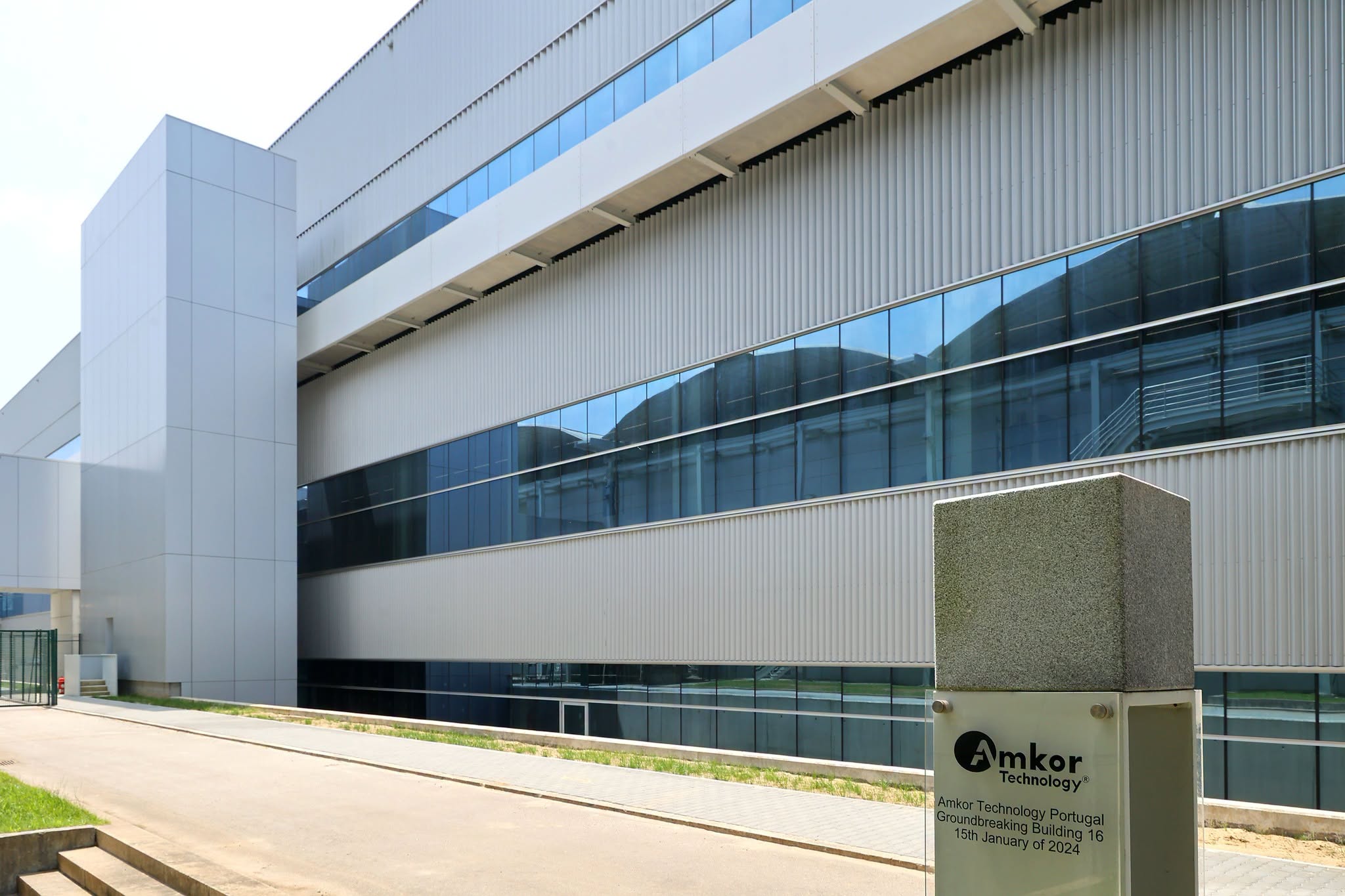 Vila do Conde: Presidente da Câmara visita expansão da Amkor Technology Portugal 753707395 1724637385242984 6532364627196291927 n