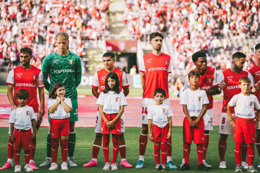 Braga: Crianças do Bairro das Andorinhas sobem ao relvado do SC Braga com a BragaHabit A VS CELTA VIGO DSC05771