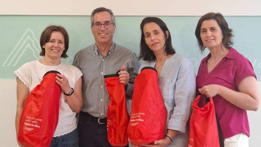 Águas do Douro e Paiva distribui kits de emergência da Cruz Vermelha aos trabalhadores Águas do Douro e Paiva distribui kits de emergência da Cruz Vermelha aos trabalhadores