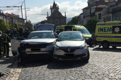 Braga Colisão entre três automóveis na Senhora-a-Branca obriga a desencarceramento