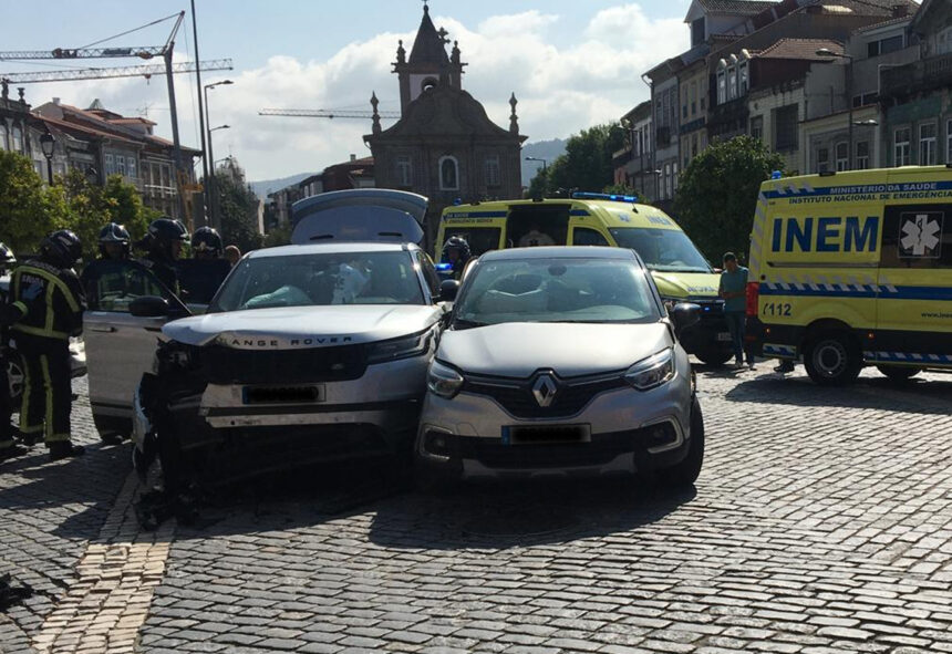 Braga Colisão entre três automóveis na Senhora-a-Branca obriga a desencarceramento