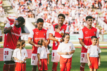 Braga Crianças do Bairro das Andorinhas sobem ao relvado do SC Braga com a BragaHabit.