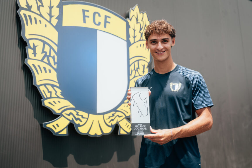 FC Famalicão Rudi Almeida eleito o melhor jogador da Liga Revelação 20252026