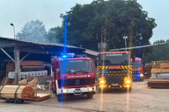 Famalicao Incendio deflagra em empresa de madeiras e mobiliza bombeiros ao inicio da manha