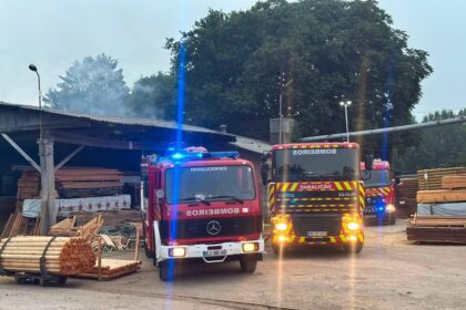 Famalicao Incendio deflagra em empresa de madeiras e mobiliza bombeiros ao inicio da manha