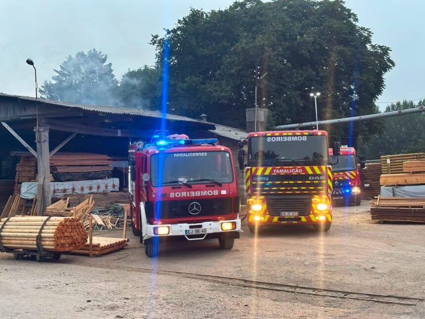 Famalicao Incendio deflagra em empresa de madeiras e mobiliza bombeiros ao inicio da manha