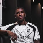 Futebol Vitória SC garante central colombiano Yeimar Mosquera a título definitivo até 2030