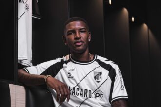 Futebol Vitória SC garante central colombiano Yeimar Mosquera a título definitivo até 2030