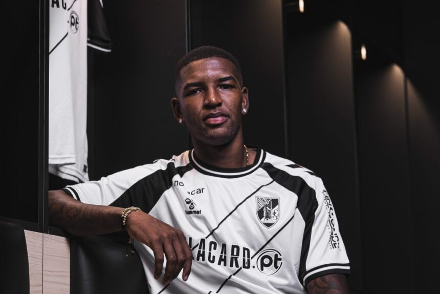 Futebol Vitória SC garante central colombiano Yeimar Mosquera a título definitivo até 2030