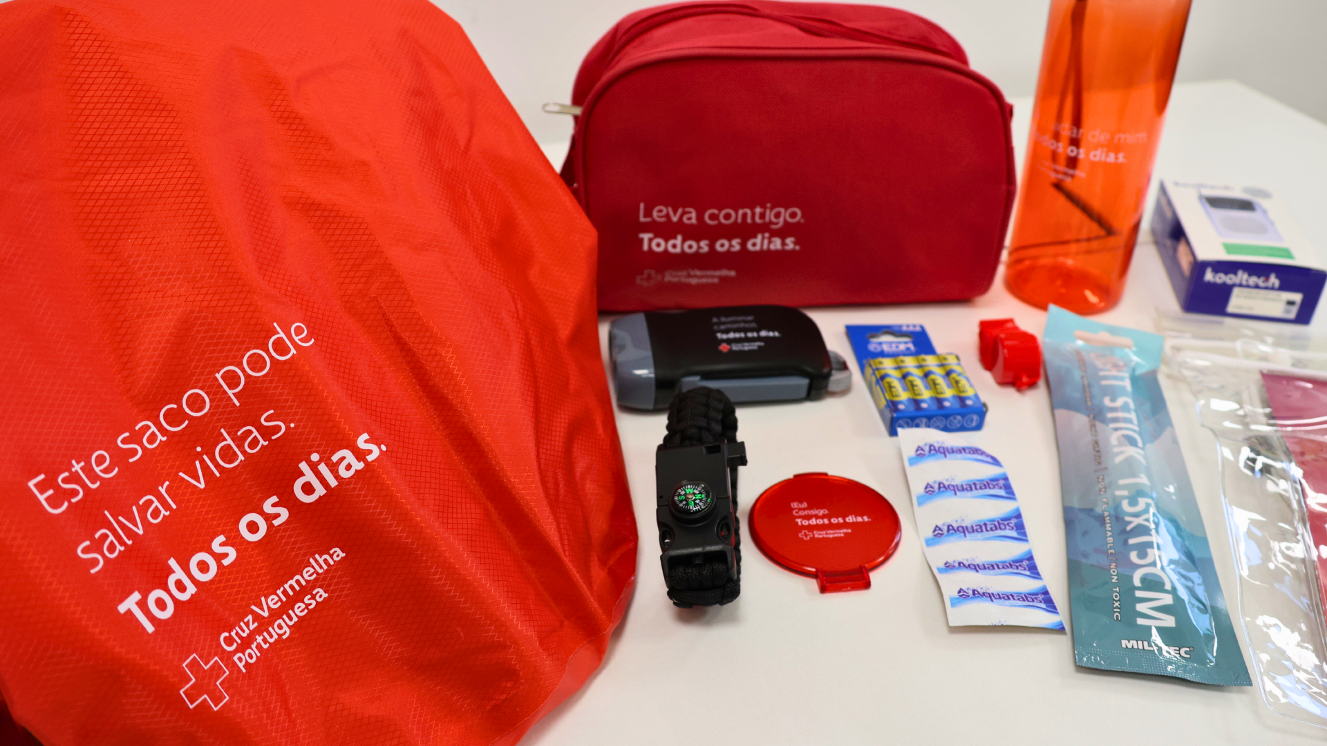 Águas do Douro e Paiva distribui kits de emergência da Cruz Vermelha aos trabalhadores IMG2 Aguas do Douro e Paiva entrega kits de emergencia aos trabalhadores 1