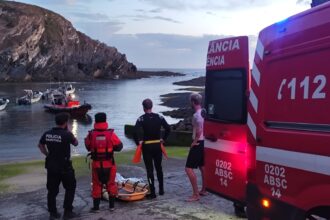 Odemira Jovem de 25 anos resgatado por mar após queda de arriba na praia do Tonel