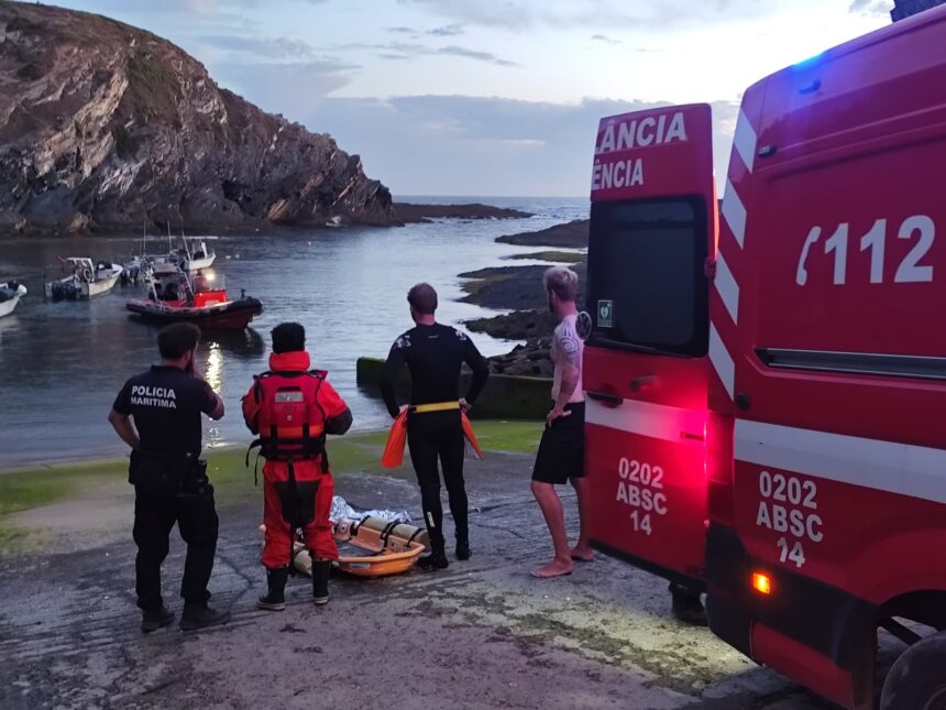 Odemira: Jovem de 25 anos resgatado por mar após queda de arriba na praia do Tonel Odemira Jovem de 25 anos resgatado por mar após queda de arriba na praia do Tonel