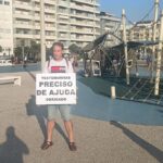 Alegada agressão ocorreu no passado domingo perante dezenas de pessoas e na presença da filha de três anos da vítima Um homem está a recorrer às redes sociais e à comunidade local para apelar ao contacto de testemunhas que tenham presenciado uma alegada agressão de que foi vítima no passado domingo, 19 de julho. O incidente terá ocorrido por volta das 23h00 no Parque Lúdico Desportivo Bruno Alves, situado na marginal da Póvoa de Varzim. De acordo com o relato do próprio nas redes sociais, o ato de violência aconteceu na presença da sua filha, de apenas três anos de idade. Apesar de o local contar com mais de 50 pessoas no momento dos factos, a maior parte dispersou antes da chegada da Polícia de Segurança Pública (PSP), impossibilitando a recolha imediata de depoimentos. Apelo ao envio de informações e contacto direto Perante a ausência de testemunhas identificadas no local pela força policial, a vítima apela a quem tenha assistido às agressões ou disponha de informações relevantes para que ajude a identificar os responsáveis e a fundamentar o processo que já terá sido participado à PSP. "Venho pedir encarecidamente que alguém que tenha estado no local e presenciado a agressão, ou conheça alguém que tenha relatado tal ocorrência, por favor contacte-me. Ajude-me a levar estas inconcebíveis atitudes à responsabilização na justiça", escreveu o lesado na publicação. Qualquer informação pode ser prestada via mensagem privada nas redes sociais ou através do contacto telefónico 966 665 878, disponibilizado pelo próprio. Até ao momento, permanecem por apurar as causas do desentendimento e a identidade dos suspeitos.