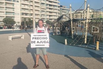 Alegada agressão ocorreu no passado domingo perante dezenas de pessoas e na presença da filha de três anos da vítima Um homem está a recorrer às redes sociais e à comunidade local para apelar ao contacto de testemunhas que tenham presenciado uma alegada agressão de que foi vítima no passado domingo, 19 de julho. O incidente terá ocorrido por volta das 23h00 no Parque Lúdico Desportivo Bruno Alves, situado na marginal da Póvoa de Varzim. De acordo com o relato do próprio nas redes sociais, o ato de violência aconteceu na presença da sua filha, de apenas três anos de idade. Apesar de o local contar com mais de 50 pessoas no momento dos factos, a maior parte dispersou antes da chegada da Polícia de Segurança Pública (PSP), impossibilitando a recolha imediata de depoimentos. Apelo ao envio de informações e contacto direto Perante a ausência de testemunhas identificadas no local pela força policial, a vítima apela a quem tenha assistido às agressões ou disponha de informações relevantes para que ajude a identificar os responsáveis e a fundamentar o processo que já terá sido participado à PSP. "Venho pedir encarecidamente que alguém que tenha estado no local e presenciado a agressão, ou conheça alguém que tenha relatado tal ocorrência, por favor contacte-me. Ajude-me a levar estas inconcebíveis atitudes à responsabilização na justiça", escreveu o lesado na publicação. Qualquer informação pode ser prestada via mensagem privada nas redes sociais ou através do contacto telefónico 966 665 878, disponibilizado pelo próprio. Até ao momento, permanecem por apurar as causas do desentendimento e a identidade dos suspeitos.