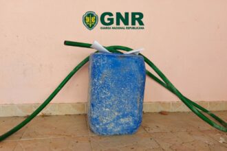 Pinhal Novo GNR detém homem de 48 anos apanhado a furtar gasóleo na linha ferroviária