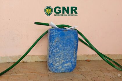 Pinhal Novo GNR detém homem de 48 anos apanhado a furtar gasóleo na linha ferroviária