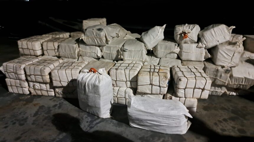 Sudoeste do Cabo Espichel: Operação conjunta apreende mais de 2,6 toneladas de cocaína em alto mar Interceção de embar Sudoeste do Cabo Espichel Operacao conjunta apreende mais de 26 toneladas de cocaina em alto mar Intercecao de embar