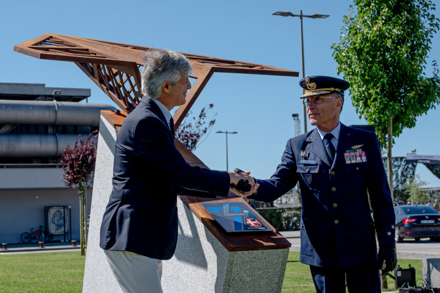 Viana: Inaugurado monumento em aço corten e filigrana para celebrar o 74.º aniversário da Força Aérea Viana Inaugurado monumento em aço corten e filigrana para celebrar o 74.º aniversário da Força Aérea