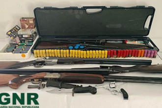 Vila Verde GNR apreende arsenal de armas de fogo e municoes em investigacao de violencia domestica